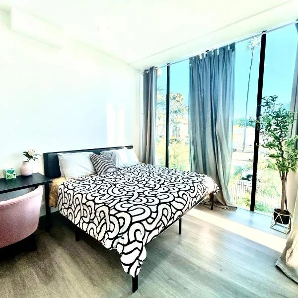 LA Modern Street View Glass Window 2BR, готель у місті North Sherman Way