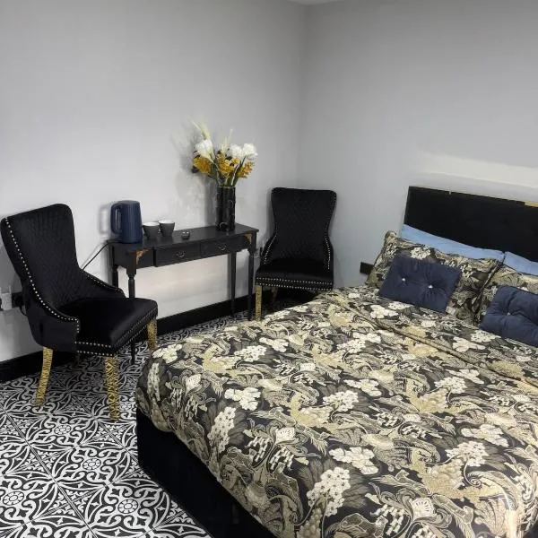 Marble Black Suite，位于Gloucestershire的酒店