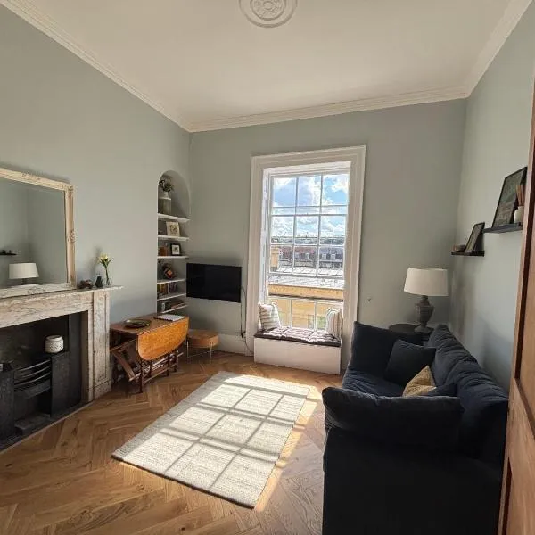Elegant Georgian Apartment on Alfred Street، فندق في باث