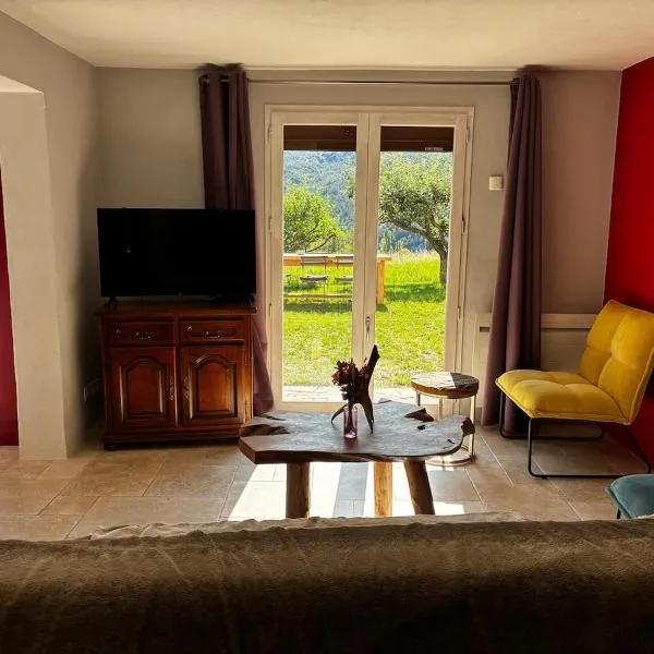 Joli appartement avec superbe extérieur, hotel in Jausiers