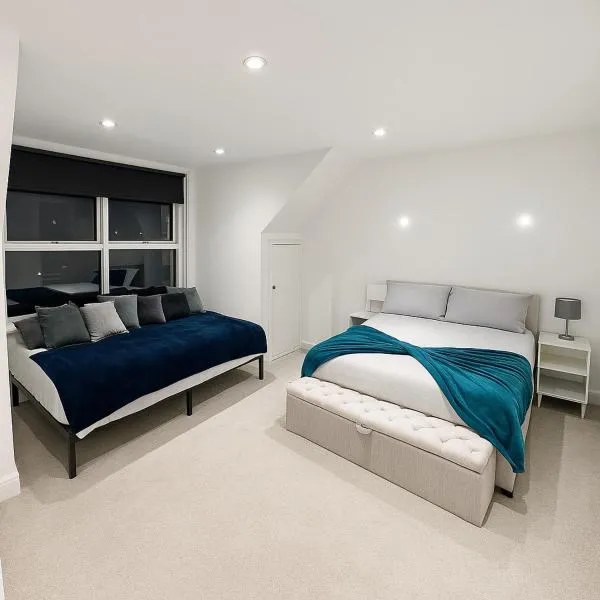 2 bed flat, sleeps 8, driveway, 5 Mins to Brixton، فندق في لندن