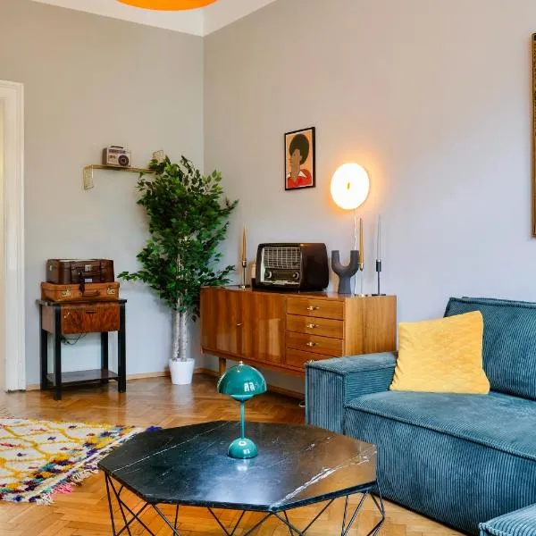 Kunstvolles Apartment im Zentrum mit Balkon und Parkplatz, hotel in Graz