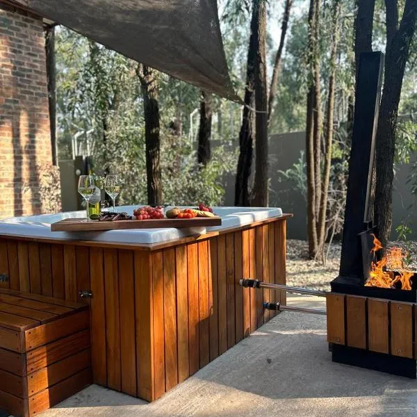 Luxury Tranquil Treehouse & Hot Tub, ξενοδοχείο στην Πρετόρια