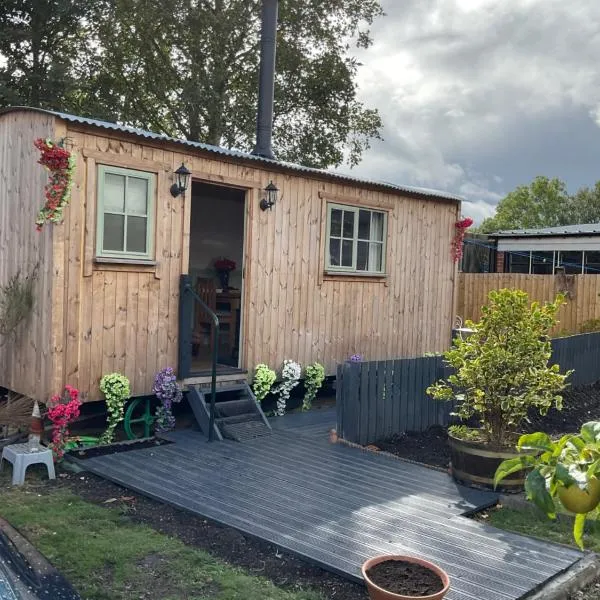 Shepherds Hut at The Old School House, hotel in Durham