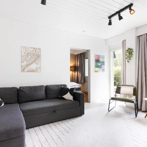 Rauhallinen huoneisto, pysäköinti, sauna, oma piha, hotel in Jyväskylä