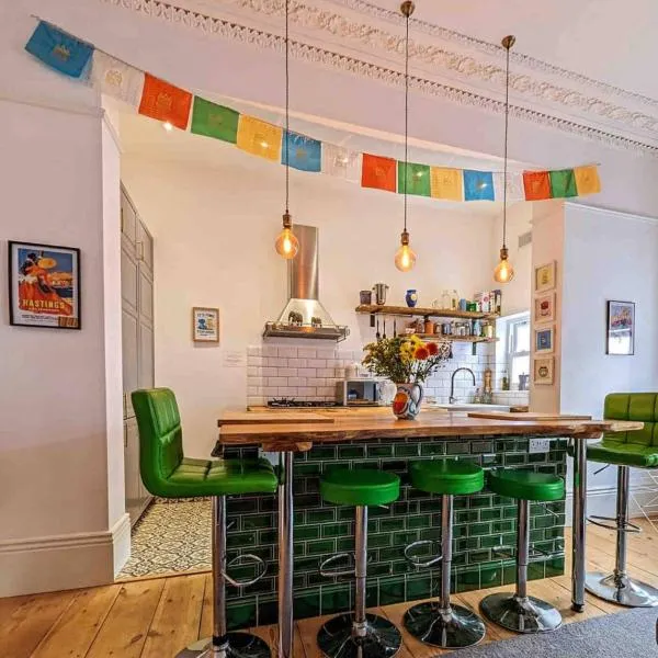 Victorian 2br Near Beach W Open Living, hotel v destinaci Hastings