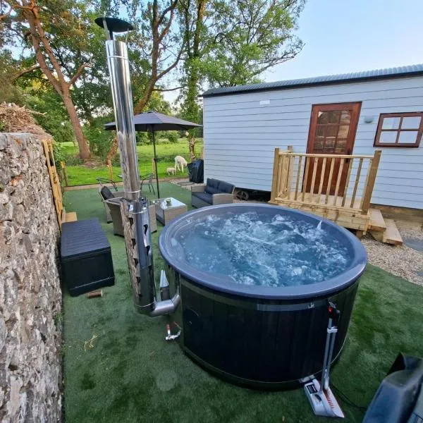 LittleGreenGlamping, hotel in Leitrim