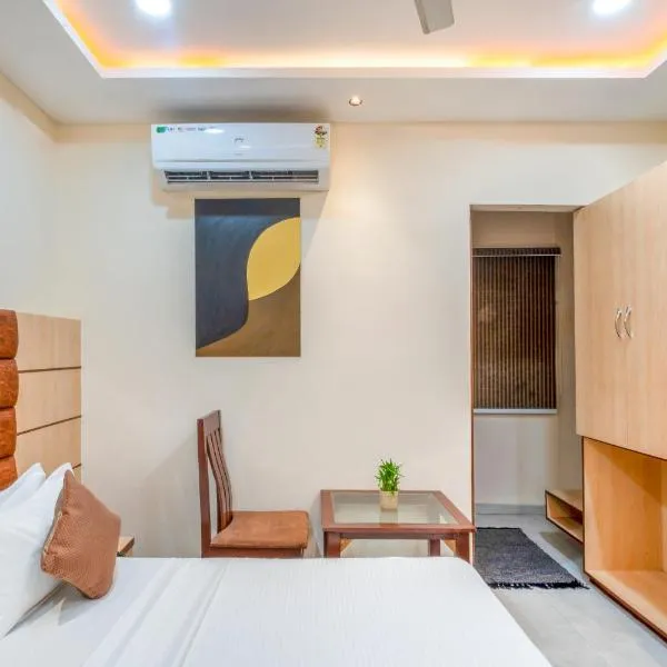 Hotel Clover Inn by Onyx Group、インドールのホテル