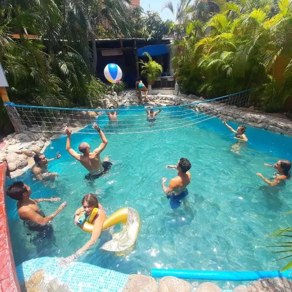 Tower Bridge Hostel, hotel in Puerto Escondido