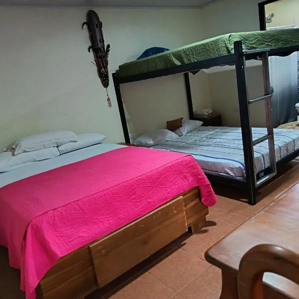 Granja Agua Azul, Wi-FI,AC-WC,Parking,la Fortuna, hotel in Fortuna