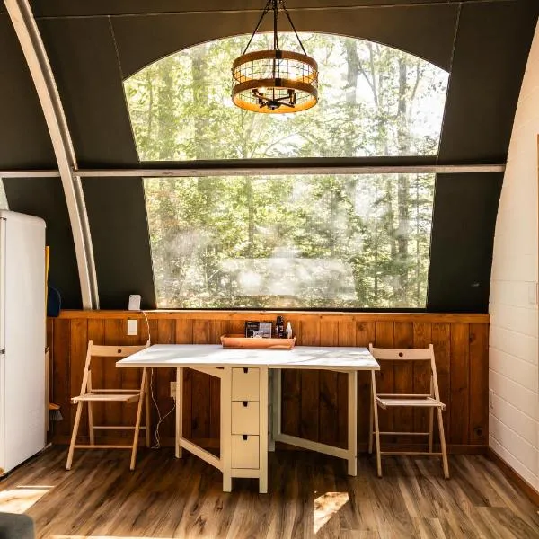 Sunken Escapes Glamping Unit 5, готель у місті New Minas