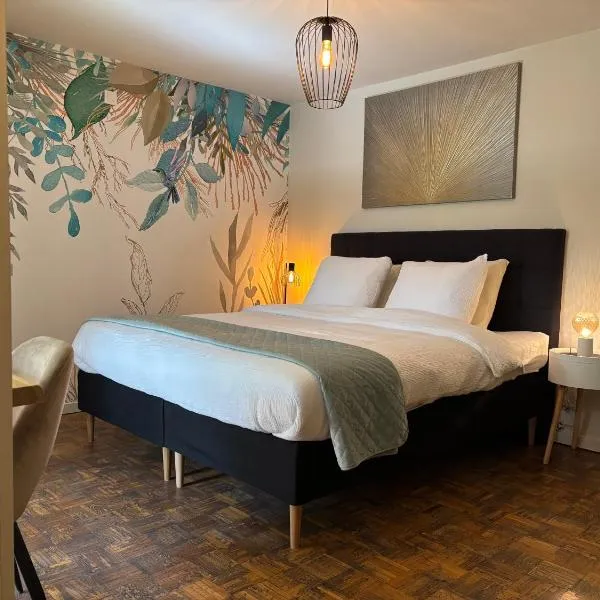 Charme logies Kampernoelie, hotel v destinaci Hoeselt