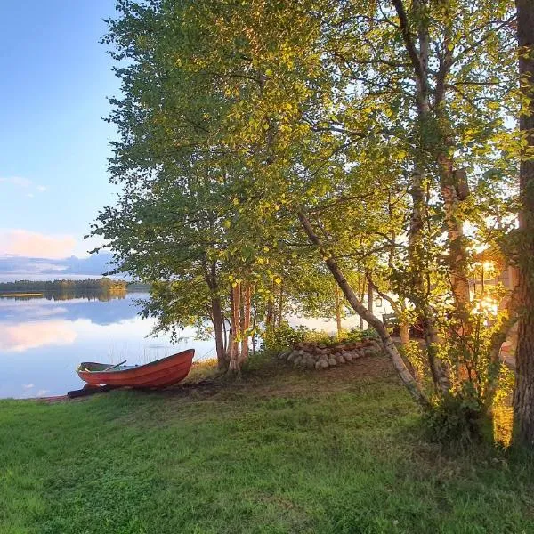 Villa Salme lemmikkiystävällinen mökki Taivalkoskella Jokijärven rannalla, Hotel in Taivalkoski