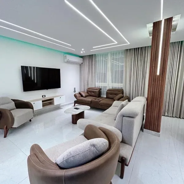 Comfy 3 Bedrooms Apartment in Cairo Sheraton Airport, хотел в Кайро
