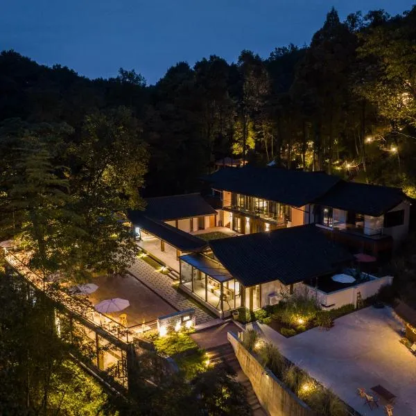 Qingcheng Mountain Jiuxipo · Mountain Stream Bamboo Forest Private Hot Spring Homestay, hotell i Jiezi Ancient Town