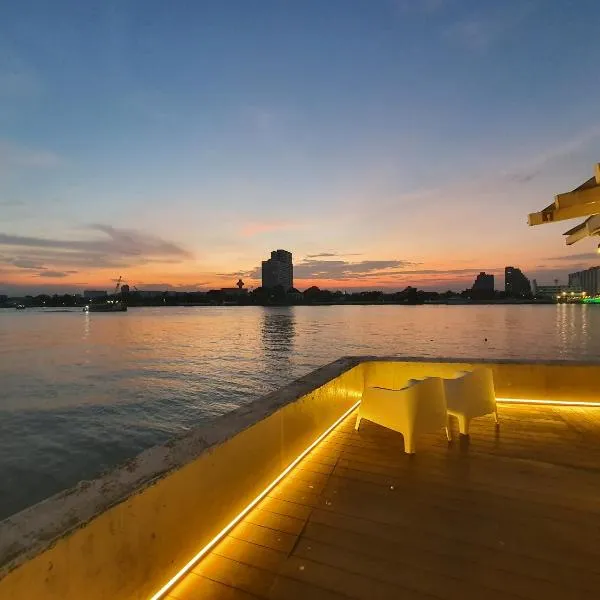 Riverfront house/Chao phraya river/Baan Rimphraya, hotel in Bangkok