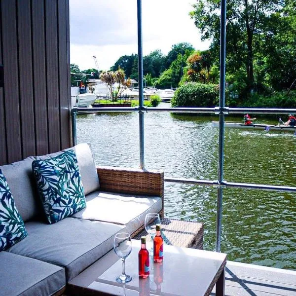 Lady lily Luxurious Unique River Boat with castle views, hotel in Allington