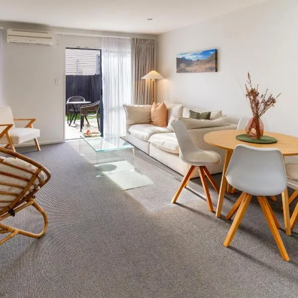 3 Bedroom Home With Garage & Extra Car Park, hotel in Christchurch