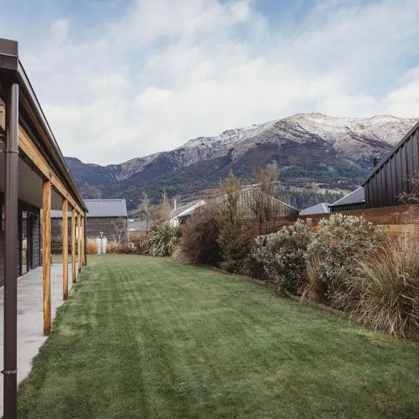 Cosy family home in Lake Hawea, hotel in Lake Hawea