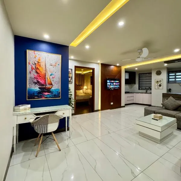 Lux Haven 2-Bedroom Apartment - Prime Location & Modern Comfort Near Gulberg, ξενοδοχείο στη Λαχόρη