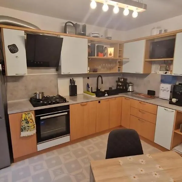 Stylish Apt, Free Parking, Near Center & Airport, хотел във Варна