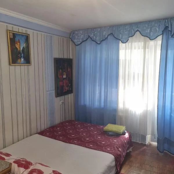 1 кімнатна квартира біля метро Дарниця, hotel a Kiev