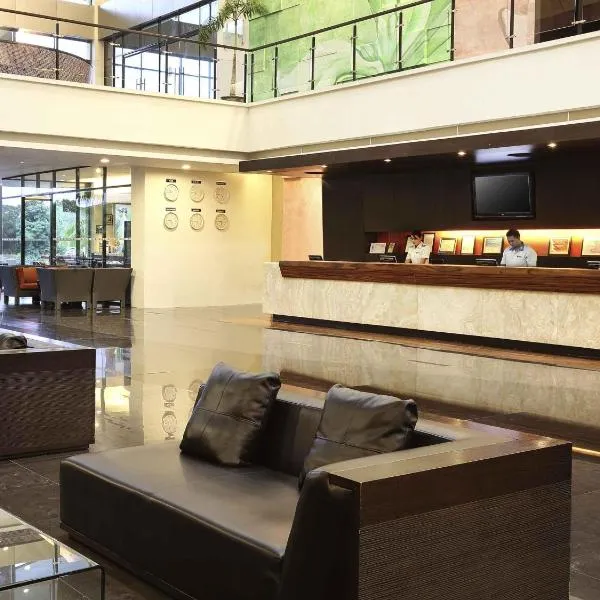 Novotel Manado Golf Resort & Convention Center, hotel in Manado