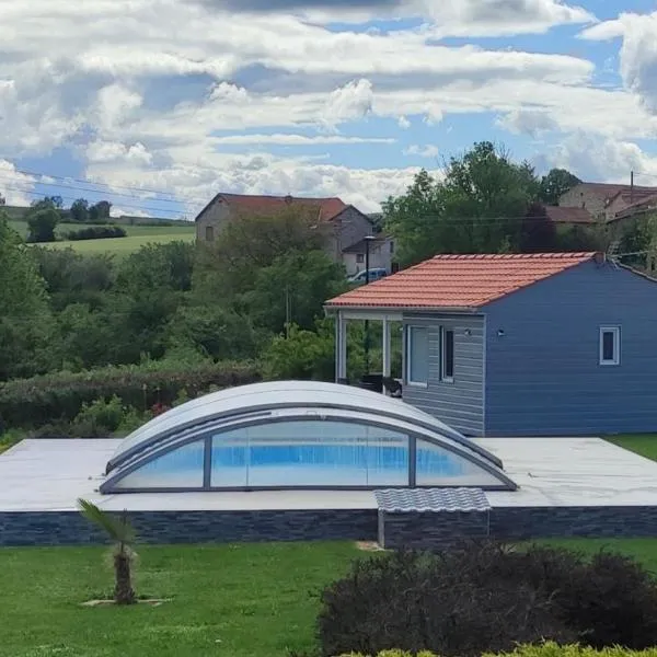 Chalet à la campagne chez Sabine, Hotel in Saint-Beauzire