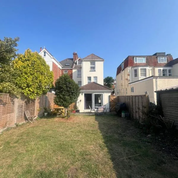 Open plan flat with large garden close to beach, Hotel in Bournemouth