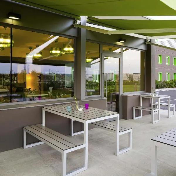 Hotel Ibis Styles Lleida Torrefarrera, hotel in Lleida