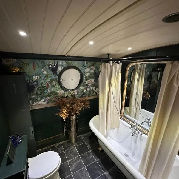 Selene Unique Luxury Houseboat Experience, hotel a Chertsey