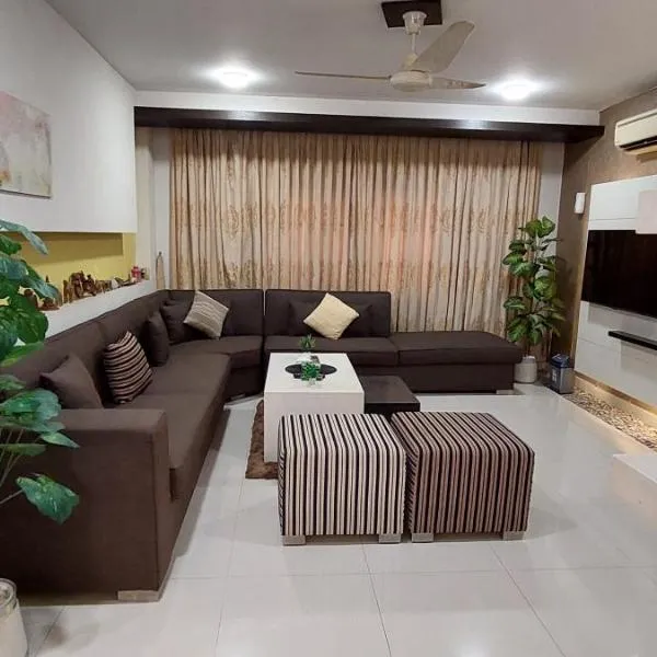 Spacious 2BR Portion with Rooftop Gulshan e Iqbal Block 7、カラチのホテル