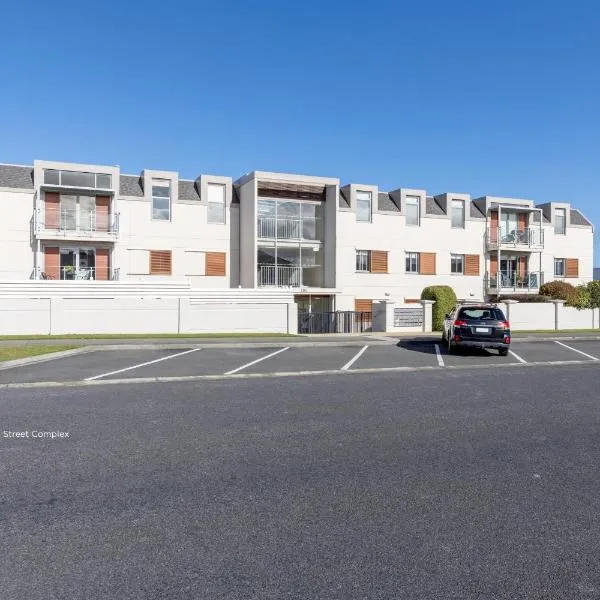 Relax in Style Central Taupo Apartment, hotel in Taupo