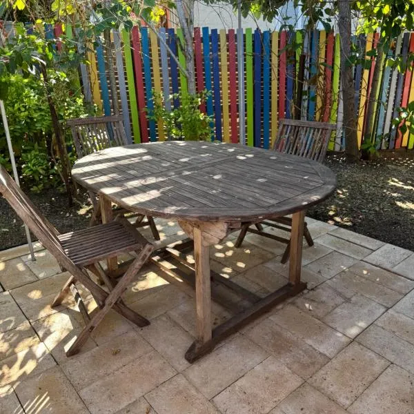 Appartement confortable avec jardin, hotel a Nouméa