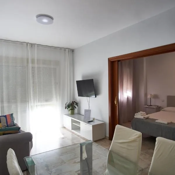 Apartamento con piscina solo en temporada, hôtel à Séville
