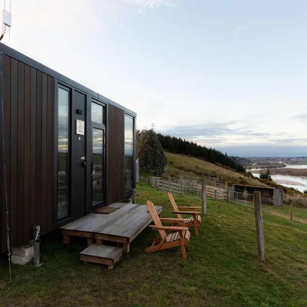 Bruce Farm Alpaca Cabin 1 by Tiny Away, hotel di Balclutha