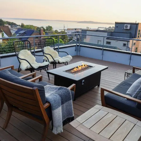 Modern Studio with Rooftop Deck and Sunset Views، فندق في سياتل