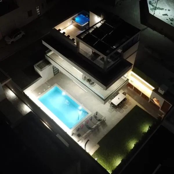 Luxury Villa Teo with heated swimming pool and panoramic view, hotel di Kaštela