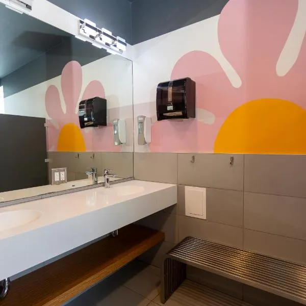 Chicago Parthenon Hostel, hotel in Chicago