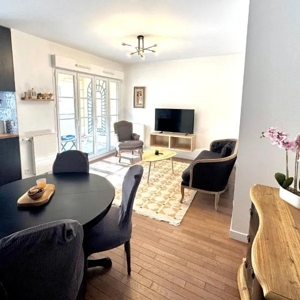 Charming 3BR Apartment with Loggia close to Paris, hotel in Le Plessis-Robinson