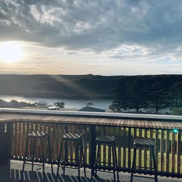 House on the hill, hotel in Port Campbell