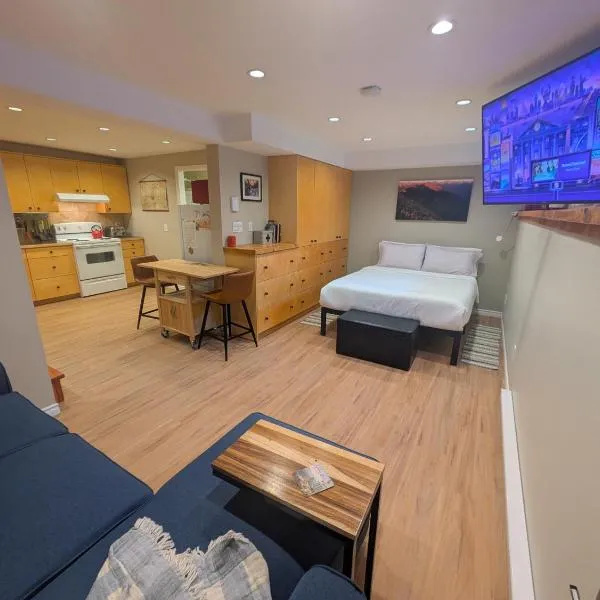 Fresh Studio Apartment in Central Rossland, hotel in Rossland