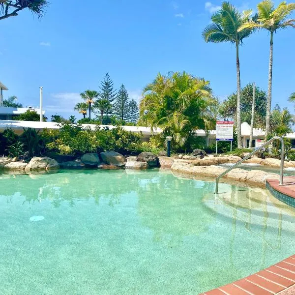Beachfront Top Floor Resort Queen Studio at Alex Beach Resort, hotel v destinaci Alexandra Headland