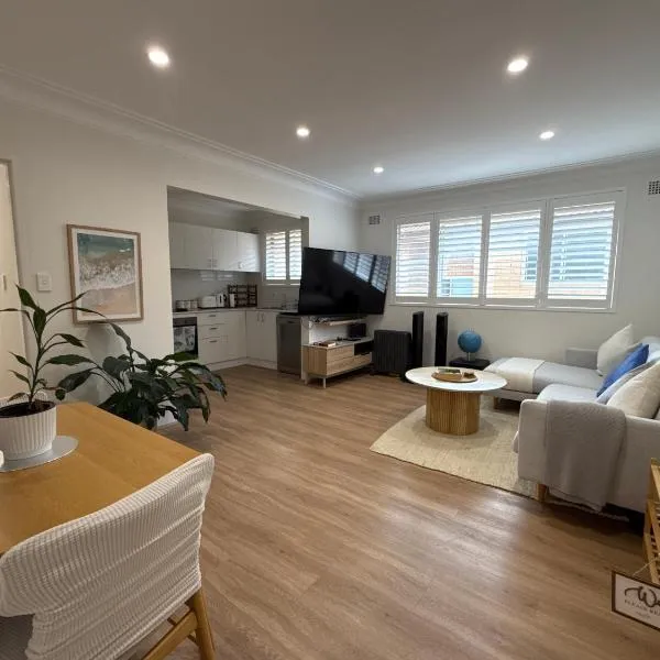 Coogee Sunrise 2 Bed Apt with Parking, Work Desks & Balcony, hotel in Sydney