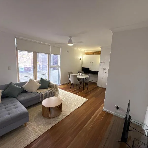 Randwick Shared Apt with Study Desk & Parking, hotell i Sydney
