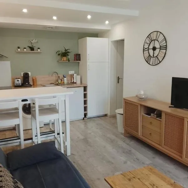 T2 Nid Serein, jardin, calme, proche centre-ville, port, plages, Hotel in Courseulles-sur-Mer