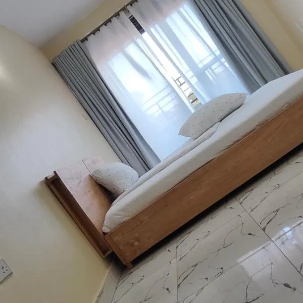 1 minute walk to Victoria Mall, hotel v destinaci Entebbe