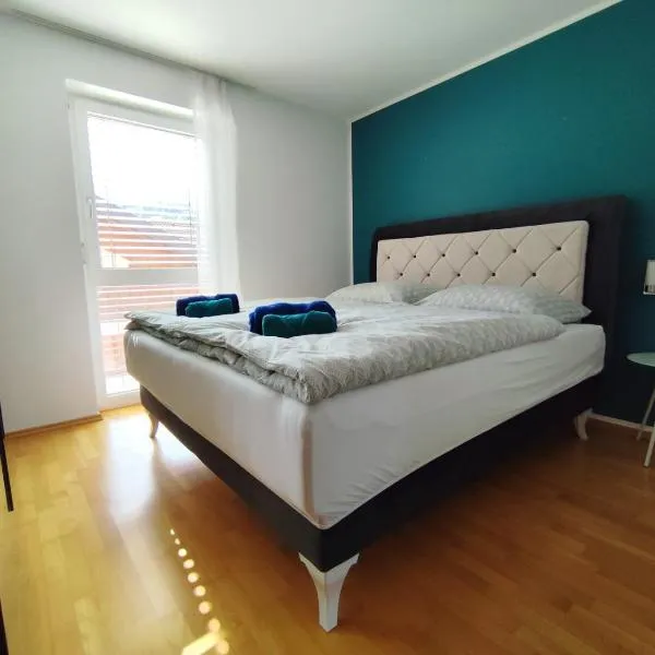 Bella Vista - 85 m2 Ferienwohnung mit überdachtem Parkplatz und Außenstellplatz - Bergblick, hotel a Bürs