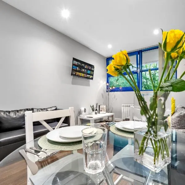 BRAND NEW - For 4 - 3min Heathrow Airport, Windsor Castle, hotel in Harmondsworth
