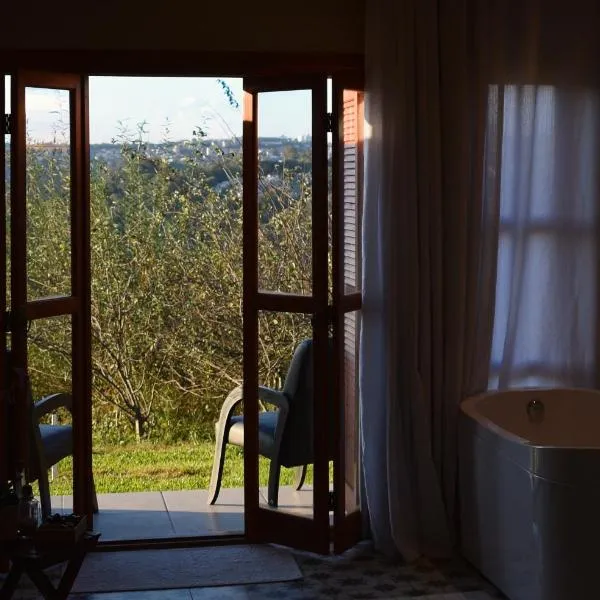 Suítes Celeste, Charme no Vale dos Vinhedos com Banheira e Café da Manhã Colonial Incluso, ξενοδοχείο σε Bento Gonçalves